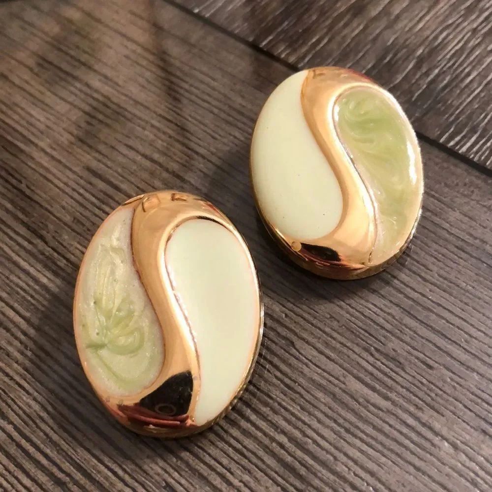Vintage 1980’s Oval Button Earrings Mint Green Enamel